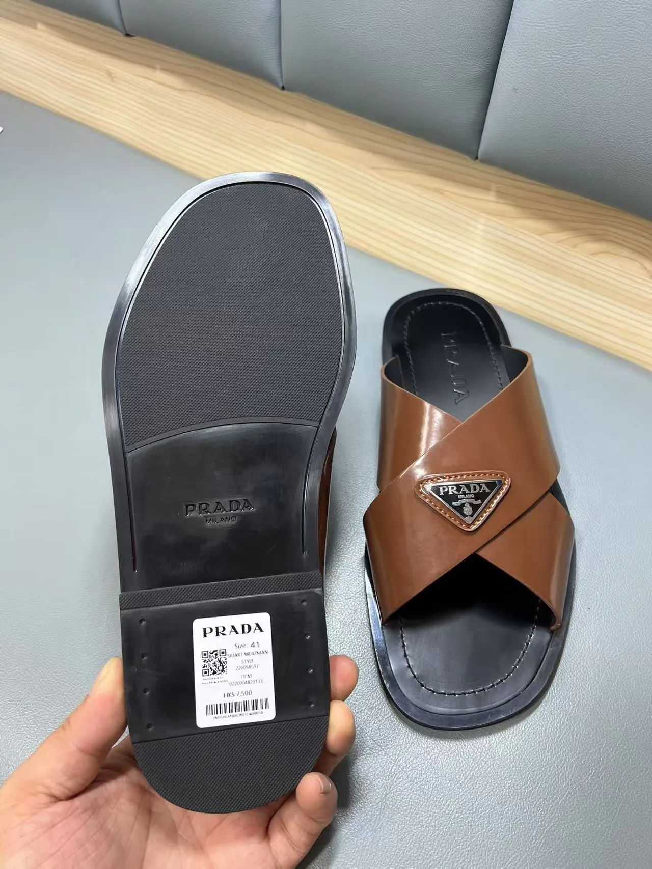 340💰PRADA Prada’s latest slippers are synchronized with the official website. This slipper is made of the brand’s unique and iconic Saffiano leather. The brand logo jumps out from the double straps, and the brand style is clearly visible. Cowhide gives men elegant charm and functional design, making it an ideal choice for vacation and leisure. Size:38-45